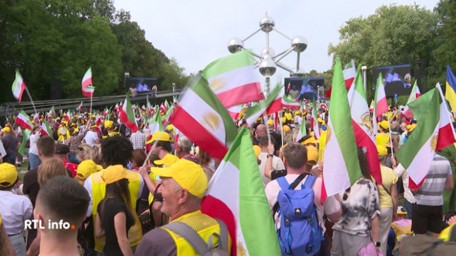Un important rassemblement avec des personnes venues de toute l'Europe a eu lieu aujourd'hui au pied de l'Atomium à Bruxelles. Le but était de dénoncer la répression et les exécutions en Iran et de réclamer l'instauration d'une république laïque et démocratique.