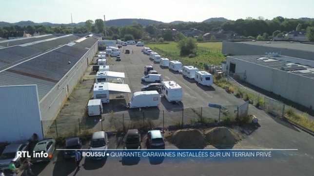 À Boussu, près de Mons, une quarantaine de caravanes de gens du voyage se sont installées depuis hier sur un terrain privé. Une situation que le propriétaire, un agriculteur, avait déjà vécue l'an dernier. Excédé, il évoque un danger immédiat, car ses animaux se trouvent actuellement sur place.