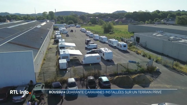 À Boussu, près de Mons, une quarantaine de caravanes de gens du voyage se sont installées depuis hier sur un terrain privé. Une situation que le propriétaire, un agriculteur, avait déjà vécue l'an dernier. Excédé, il évoque un danger immédiat, car ses animaux se trouvent actuellement sur place.