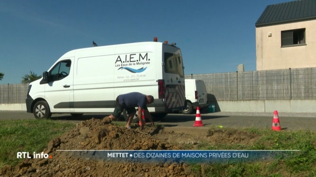 À Mettet, en province de Namur, les robinets restent à sec ce soir. Depuis hier, une casse sur la conduite principale prive des milliers d'habitants d'eau potable. Une distribution de bouteilles a été mise en place dès ce matin, mais l'impatience grandit chez les riverains.