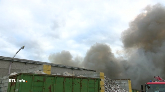 Un important incendie a pris cette nuit dans une entreprise de gestion de déchets à Dottignies, dans la commune de Mouscron.