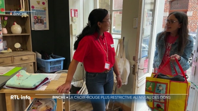 La vestiboutique fait face à un afflux de plus en plus grand de vêtements de seconde main, dont des pièces en mauvais état. Les bénévoles regarderont désormais avec attention chaque colis qu'ils réceptionnent avant de les accepter.