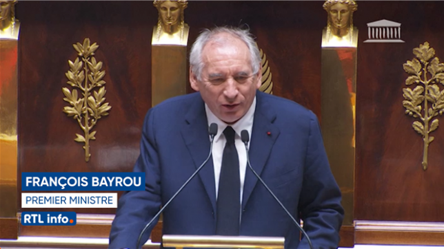Le Premier ministre François Bayrou affirme devant l'Assemblée nationale que le pronostic vital du pays est engagé en raison de son surendettement, avant un vote de confiance au Parlement qui devrait voir son gouvernement être renversé et faire replonger la France dans une nouvelle période d'incertitude politique.