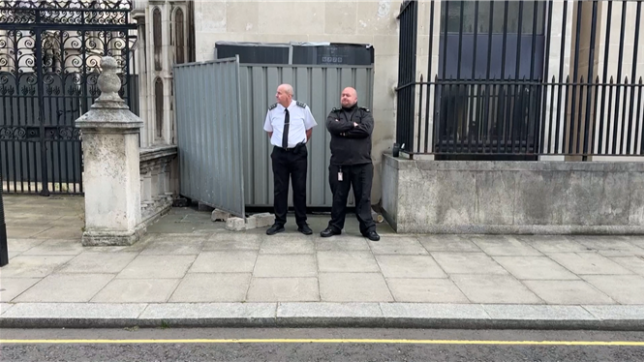 Penché au-dessus d'un manifestant au sol, un juge menaçant brandit son marteau: Banksy a dévoilé un nouveau pochoir lundi sur les murs d'un tribunal londonien, deux jours après l'arrestation de près de 900 personnes lors d'un rassemblement de soutien à l'organisation interdite Palestine Action.