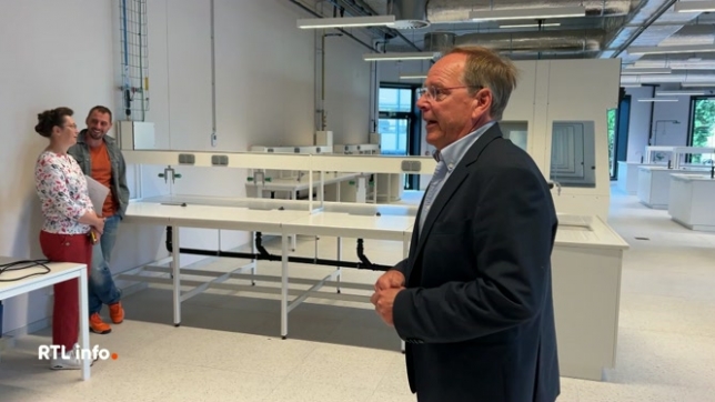 L'UMons se développe. A partir de la rentrée de la semaine prochaine, un tout nouveau bâtiment de 7000 mètres carrés construit selon les dernières normes sera utilisé. Il sera destiné tant à l’enseignement qu’à la recherche.