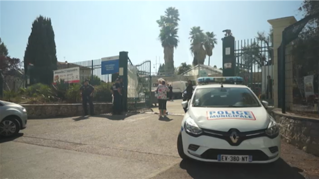 Un enseignante et un élève ont été blessés lors d'une attaque au couteau mercredi après-midi au sein du lycée horticole d'Antibes (Alpes-Maritimes), a-t-on appris auprès de la police et de la préfecture.
L'assaillant a été interpellé et le pronostic vital des deux blessés n'est pas engagé. Il s'agit d'une enseignante de 52 ans grièvement atteinte et d'un élève de 16 ans touché de manière superficielle, a précisé la préfecture.