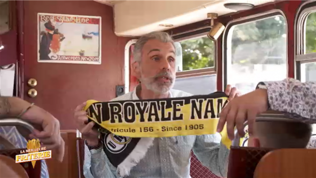 À bord du fan bus de La Meilleure Friterie, Christophe Deborsu retrace avec passion une version peu connue de l’histoire de la frite… qui serait née en province de Namur. Une séquence aussi surprenante qu’attendue.