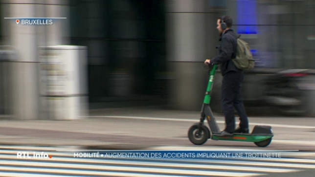 L'utilisation des 2 roues pour se rendre au travail est en hausse chez nous. Et les accidents liés à la mobilité douce ont crû de 14 %. Selon la fédération des assurances, 43 % des accidents sur le chemin du travail impliquent un 2 roues, en grande majorité des trottinettes électriques.