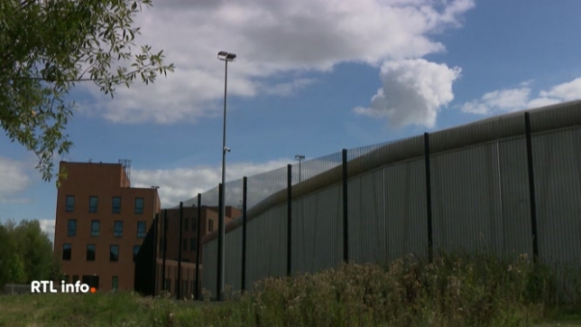3 personnes, une femme et deux hommes, ont été placées sous mandat d'arrêt dans le cadre de l'enquête pour corruption et trafic de stupéfiants à la prison de Haren. Mardi, 12 personnes, dont des gardiens et du personnel de la prison, avaient été privées de liberté dans ce dossier.
