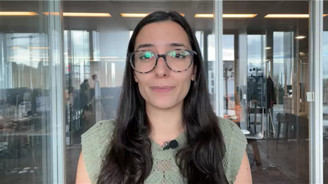 Kevin a une trottinette électrique avec un selle et se fait constamment contrôler par la police pour sa trottinette. Il se demande si les trottinettes électriques avec une selle doivent suivre des règles différentes.