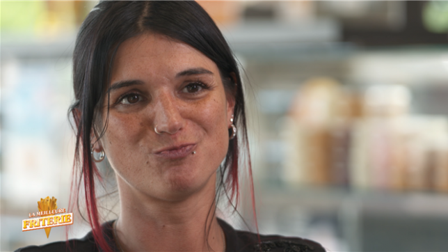 Dans l’émission « La Meilleure Friterie », chaque friterie a son histoire. Mais celle de Jennifer, candidate pour la province de Namur, résonne avec une émotion particulière. À Haversin, elle tient « Chez La Grande » et s’est lancée dans la compétition pour honorer la mémoire de son papa.