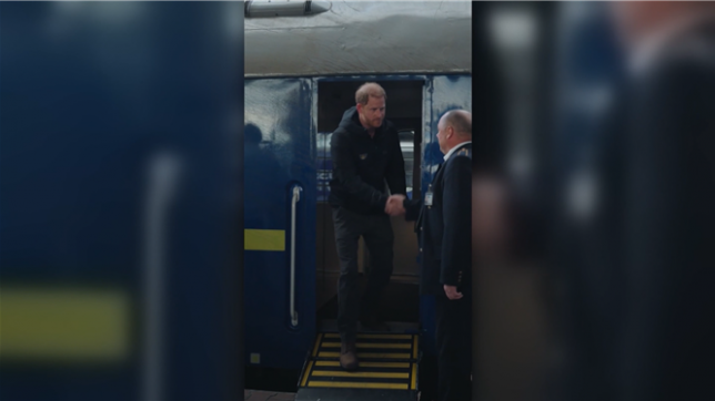 Le fils du roi d’Angleterre vient d’arriver en Ukraine lors d’une visite surprise. Harry ne vient pas pour représenter son pays ou son père, mais bien dans le cadre de sa fondation Invictus Games, qui travaille avec les vétérans de guerre mutilés.