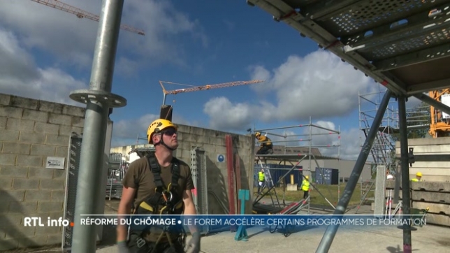 C'est à partir de demain que les chômeurs de plus longue durée recevront leur lettre de fin de chômage, l'arrêt des allocation est fixé à partir de janvier. Plus de 100.000 Wallons vont être exclus du chômage en 2026.