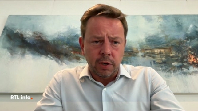 Dès le premier janvier 2027, il sera interdit de fumer ou de vapoter sur les terrasses publiques. Plus question non plus d'utiliser des fumoirs.