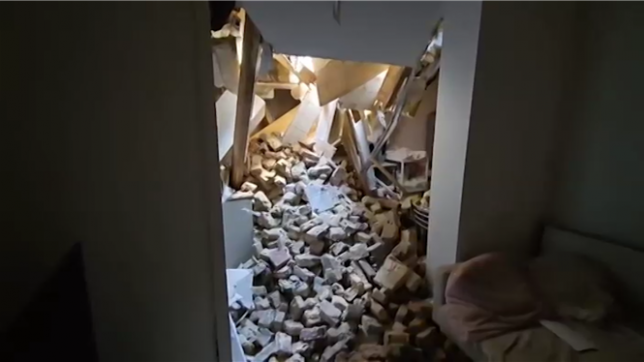 Lors de travaux de sécurisation d’un ancien bâtiment ce samedi matin à Charleroi, une grue a tapé dans un mur qui s’est effondré à l’intérieur d’un immeuble à appartements voisin qui est occupé. Les faits se sont produits vers 10h rue Desandrouin. Des gravats sont tombés dans une cuisine de ce bâtiment voisin.