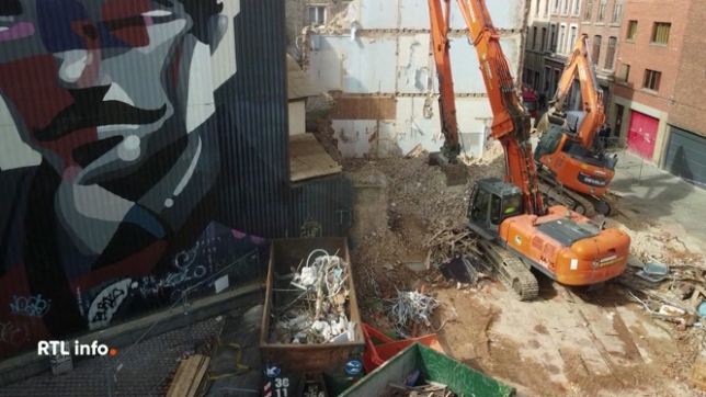 Une partie d'un bâtiment s'est effondrée alors qu'il y avait une dizaine de personnes à l'intérieur, sans faire de blessés. C'est une grue qui effectuait des travaux à proximité qui a percuté un mur porteur.