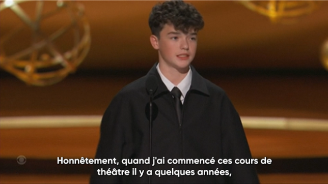 Honnêtement, quand j'ai commencé ces cours de théâtre il y a quelques années, je ne m'attendais pas à me retrouver aux États-Unis, encore moins ici, déclare la star d'Adolescence Owen Cooper après être devenu le plus jeune acteur à remporter un Emmy. Le comédien d'à peine 15 ans a remporté le prix du meilleur acteur dans un second rôle dans une série limitée, une anthologie ou un film lors des Emmy Awards à Los Angeles.