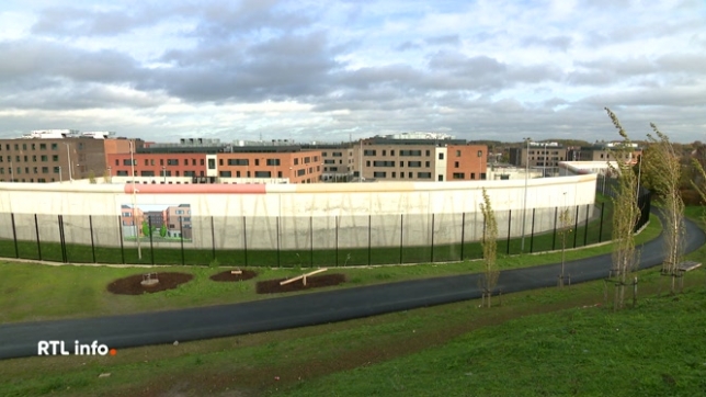 Trois d'entre eux ont été placés sous mandat d'arrêt. La chambre du conseil doit décider, aujourd'hui, s'ils restent en détention provisoire ou non. L'administration pénitentiaire les a suspendus en attendant les résultats d'une enquête disciplinaire.