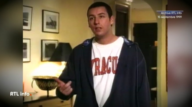 Réalisé par Dennis Dugan, le film raconte l'histoire de Sonny, célibataire endurci, qui fait croire à a petite amie Vanessa qu'il est le père naturel d'un petit garçon de 5 ans qu'il adopte. Sonny était interprété par Adam Sandler. Extrait et récit de Jean-Claude Gerlache.