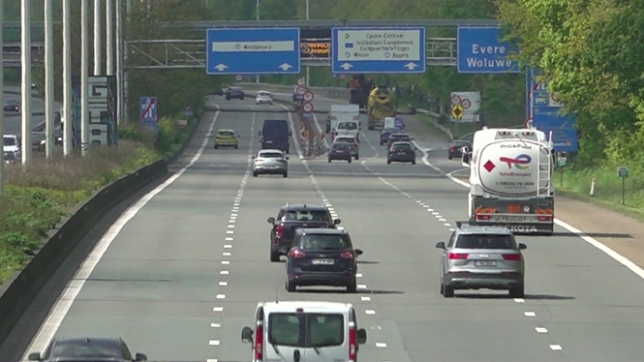 Depuis 2019, le budget mobilité permet aux employeurs de proposer d'autres alternatives à la voiture de société. Des options de transport plus respectueuses de l'environnement. Mais concrètement, un employeur sur trois ne connaît pas bien cette possibilité, obligatoire à partir du 1er janvier.