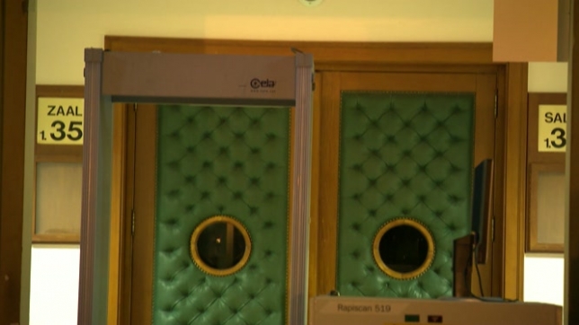 La chambre du conseil a décidé, aujourd'hui, de maintenir les deux agents pénitentiaires et un infirmier en détention provisoire. L'un d'eux est en aveux. L'administration pénitentiaire les avait suspendus en attendant les résultats d'une enquête disciplinaire.