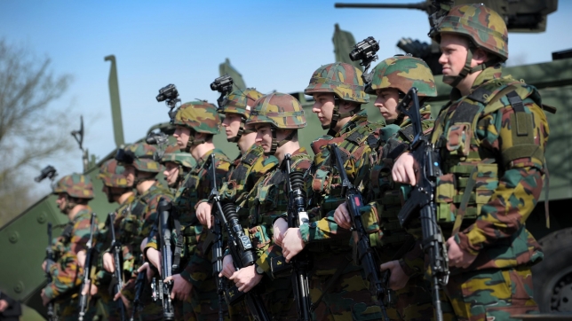 20110322 - LEOPOLDSBURG, BELGIUM: Illustration pictures shows soldiers pictured during a visit of king Albert II at the military barracks of Beverlo in Leopoldsburg, Tuesday 22 March 2011. New training technics of the Belgian armed forces and a briefing about the completion of the Transformation plan of Defense
BELGA PHOTO YORICK JANSENS