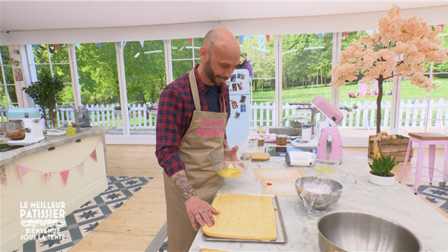 Première soirée riche en émotions dans la tente du Meilleur Pâtissier. Entre réussites éclatantes, erreurs surprenantes et première élimination, la saison 14 s’est ouverte avec déjà quelques moments marquants, dont l’oubli d’Adrien pendant l’épreuve technique.