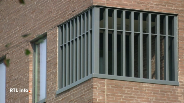 Deux hommes de 26 et 39 ans, inculpés de corruption et de trafic de stupéfiants dans l'enquête ciblant la prison d'Haren, resteront en prison un mois de plus. Au total, 12 personnes ont été inculpées dans ce dossier.