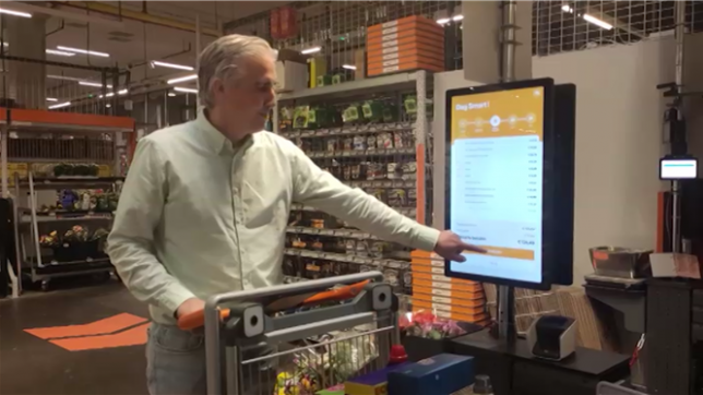 Ces caddies scannent les produits qu'ils contiennent et calcule automatiquement le montant à payer une fois les achats terminés. Les clients du magasin Colruyt de Hal peuvent désormais faire usage de ce caddie intelligent.