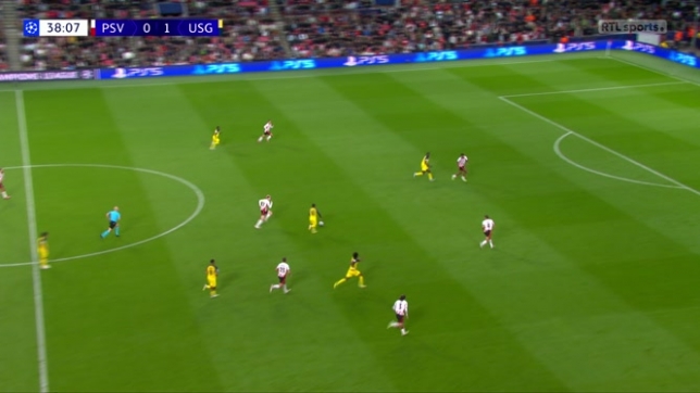 Ligue des Champions: le superbe but d'Ait El Hadj contre le PSV