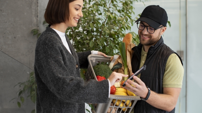 livreur-donnant-la-commande-d-epicerie-au-client.jpg