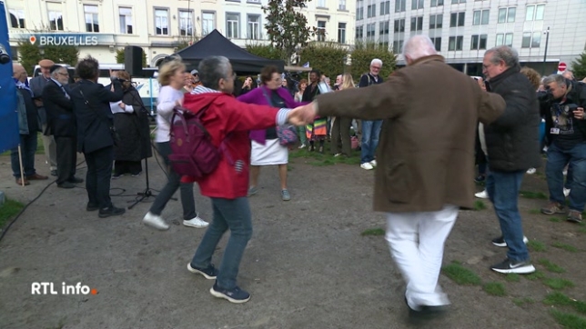 Aujourd'hui à Bruxelles se tenait un rassemblement en soutien à Israël et aux otages retenus à Gaza. Des dizaines de personnes se sont rassemblées place du Luxembourg à Bruxelles.