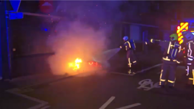 Un feu de cartons, vraisemblablement d’origine criminelle, s’est déclaré à Charleroi. Le Pizza Hut a été touché, et plusieurs personnes vivant juste au-dessus ont dû être évacuées.