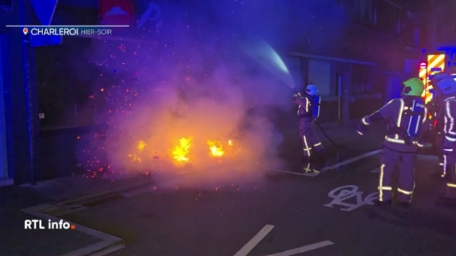 Le feu a pris dans un conteneur à cartons devant un  restaurant Pizza Hut, il a touché le faux plafond du rez-de-chaussée et s'est propagé à l'appartement du premier étage.
Les habitants, 2 adultes et 8 enfants, ont été évacués sains et saufs.