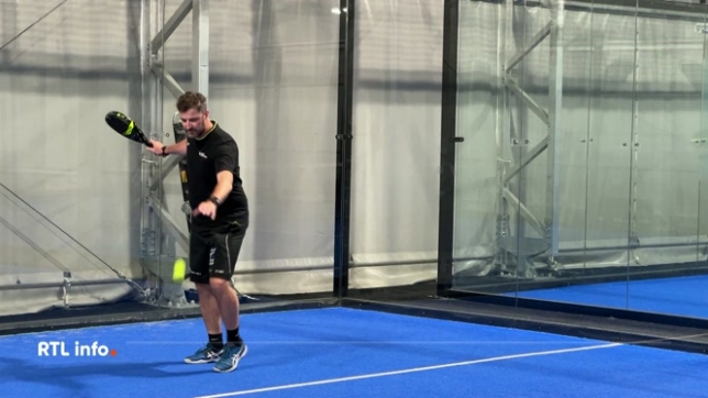Le padel a de plus en plus de succès; très ludique, il y a déjà 200 000 adhérents en Belgique. Mais les kinés constatent que ce sport provoque pas mal de blessures, il est très important de s'échauffer et de bien s'équiper.