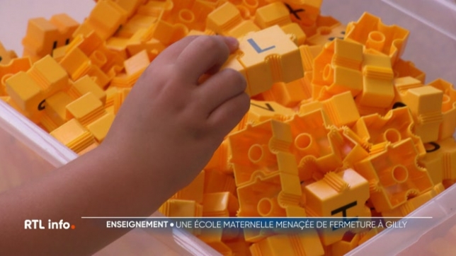 Il manque deux élèves à l'école maternelle de Gilly à Charleroi pour éviter sa fermeture. Des parents inscrivent leurs enfants en dernière minute pour tenter de la sauver, mais la survie reste incertaine.