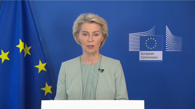 La Commission européenne propose aux pays de l'UE d'adopter un 19e paquet de sanctions contre Moscou, ciblant notamment les hydrocarbures russes, annonce sa présidente, Ursula von der Leyen. L'économie de guerre de la Russie est soutenue par les revenus des combustibles fossiles, (...) il est temps de fermer le robinet, déclare Mme von der Leyen dans une brève allocution.