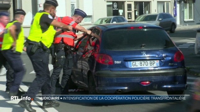 La police renforce sa surveillance à la frontière avec la France. Elle effectue des contrôles pour lutter contre les problèmes d'insécurité liés aux vols, qui sont de plus en plus nombreux.