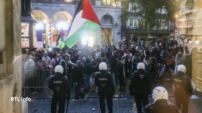 Le rassemblement en hommage à Jean Gol à l'université de Liège a dégénéré, plus de 400 manifestants s’étant réunis pour protester contre la venue de Georges-Louis Bouchez. Des policiers ont été blessés et une enquête ouverte pour retrouver les auteurs.