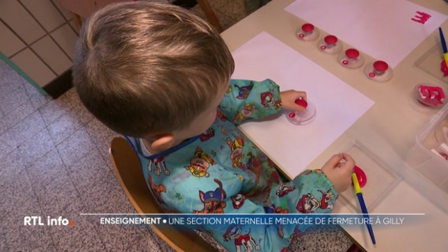 Il manque deux élèves à l'école maternelle de Gilly à Charleroi pour éviter sa fermeture. Des parents inscrivent leurs enfants en dernière minute pour tenter de la sauver, mais la survie reste incertaine.