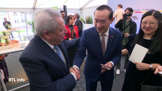 Un déjeuner officiel s'est tenu ce matin en présence de nombreux ministres et d'ambassadeurs, dont celui du Vietnam, invité d'honneur de cette édition. Et pour la première année, des représentants des entreprises wallonnes qui ont insisté sur le vent de réussite économique qui souffle sur la région.