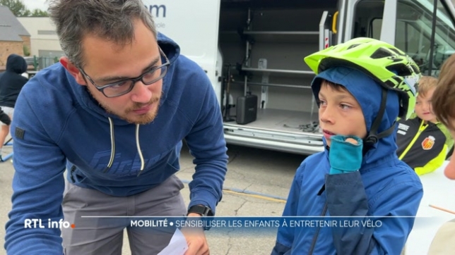 A l'école communale de Nalinnes, les vélos sont de sortie pour la semaine de la Mobilité qui se termine demain. Pour rouler en toute sécurité, la commune a organisé des ateliers pratiques. Objectif : apprendre à rouler en toute sécurité et entretenir son vélo.