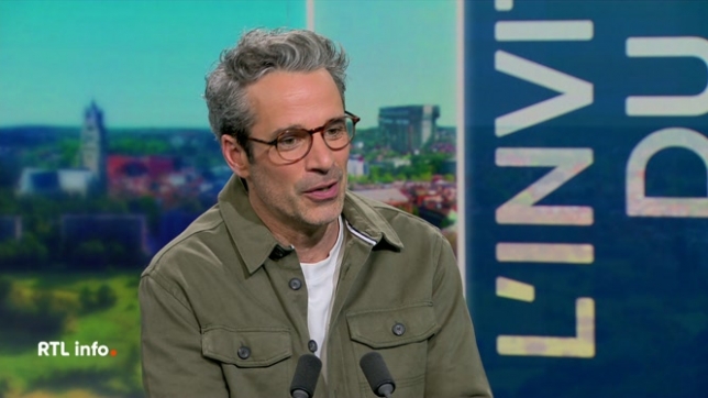 Adrien Devyver, qu’on connaît pour ses rafales dans Le Grand Cactus, transforme son best-seller “On m’appelle la Tornade” en spectacle cataclysmique. Hyperactif assumé, TDAH déclaré à l’âge adulte, l’animateur vous embarque dans l’œil du cyclone : le sien.