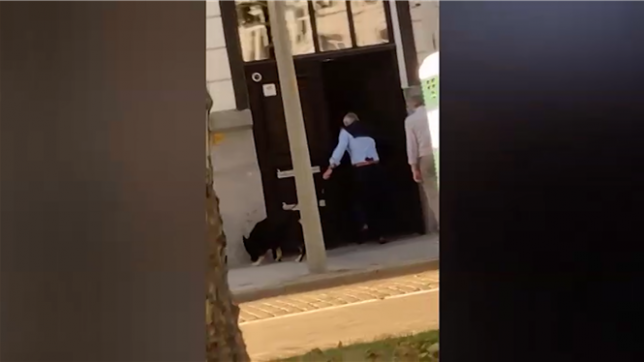 Un député Vlaams Belang filmé avec une arme dans son pantalon