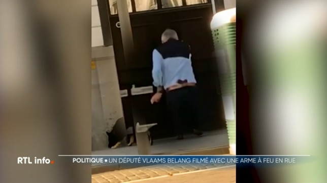 Une scène digne d'un film de gangster, l'extrêmiste flamand Filip de Winter a été filmé dans les rues d'Anvers avec une arme à feu dans la ceinture.