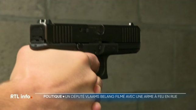 Une scène digne d'un film de gangster, l'extrèmiste flamand Filip de Winter a été filmé dans les rues d'Anvers avec une arme à feu dans la ceinture. Mais ça relance la question: jusqu'où peut-on aller pour sa sécurité ?