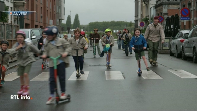 Bruxelles n'est pas le seul centre-ville à avoir adopté la Journée sans voitures. D'autres villes belges ont également fermé leur cœur urbain à la circulation automobile. Plus de 50 villes et communes organisent leur propre Journée sans voitures, parfois à des dates différentes.