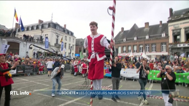 Les Fêtes de Wallonie ont été très folkloriques aujourd'hui avec les grands combats des échasseurs namurois sur la place Saint-Aubain, un spectacle très attendu qui se conjugue aussi bien au féminin qu'au masculin.