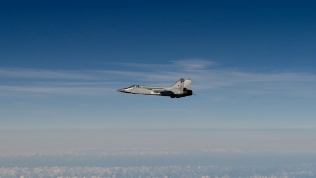 Photo prise par la force aérienne suédoise d’un avion russe au-dessus de la mer baltique, violant l’espace aérien estonien