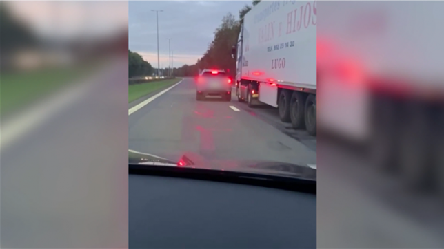 Le passager d’une voiture qui suivait les deux véhicules a sorti son téléphone pour immortaliser cette scène qui aurait pu finir de manière dramatique.